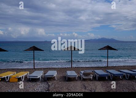 Kefalos, Griechenland. Oktober 2020. Leere Sonnenliegen stehen am Strand von Kefalos auf der griechischen Insel Kos am Meer. Quelle: Robert Michael/dpa-Zentralbild/ZB/dpa/Alamy Live News Stockfoto
