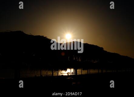 Kefalos, Griechenland. Oktober 2020. Die Sonne geht abends am Strand in Kefalos hinter der griechischen Insel Kos unter. Quelle: Robert Michael/dpa-Zentralbild/ZB/dpa/Alamy Live News Stockfoto
