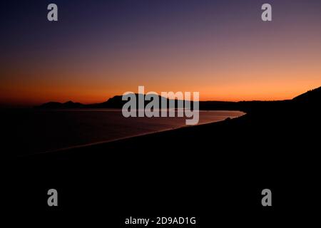Kefalos, Griechenland. Oktober 2020. Die Sonne geht abends am Strand in Kefalos auf der griechischen Insel Kos unter. Quelle: Robert Michael/dpa-Zentralbild/ZB/dpa/Alamy Live News Stockfoto