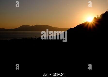 Kefalos, Griechenland. Oktober 2020. Die Sonne geht abends hinter den Bergen in Kefalos auf der griechischen Insel Kos unter. Quelle: Robert Michael/dpa-Zentralbild/ZB/dpa/Alamy Live News Stockfoto