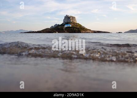Kefalos, Griechenland. Oktober 2020. Blick auf die Insel Kastri mit der Kirche Agios Stefanos vor der griechischen Insel Kos bei Kefalos. Quelle: Robert Michael/dpa-Zentralbild/ZB/dpa/Alamy Live News Stockfoto