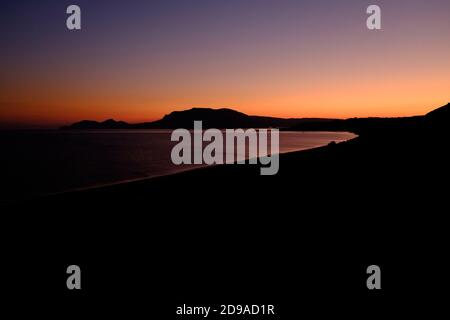 Kefalos, Griechenland. Oktober 2020. Die Sonne geht abends am Strand in Kefalos auf der griechischen Insel Kos unter. Quelle: Robert Michael/dpa-Zentralbild/ZB/dpa/Alamy Live News Stockfoto