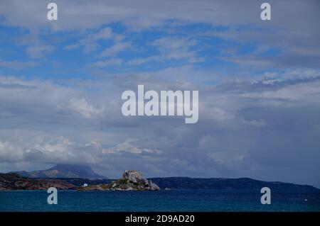 Kefalos, Griechenland. Oktober 2020. Blick auf die Insel Kastri mit der Kirche Agios Stefanos vor der griechischen Insel Kos bei Kefalos. Quelle: Robert Michael/dpa-Zentralbild/ZB/dpa/Alamy Live News Stockfoto