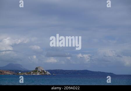 Kefalos, Griechenland. Oktober 2020. Blick auf die Insel Kastri mit der Kirche Agios Stefanos vor der griechischen Insel Kos bei Kefalos. Quelle: Robert Michael/dpa-Zentralbild/ZB/dpa/Alamy Live News Stockfoto