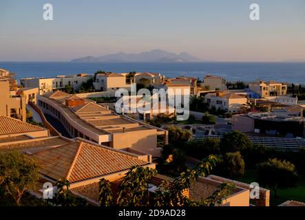Kefalos, Griechenland. Oktober 2020. Blick über eine Hotelanlage bei Kefalos auf der griechischen Insel Kos bis zum Meer. Quelle: Robert Michael/dpa-Zentralbild/ZB/dpa/Alamy Live News Stockfoto