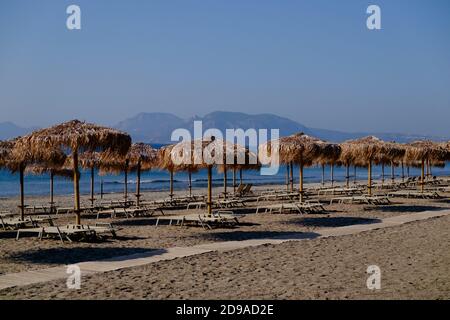 Kefalos, Griechenland. Oktober 2020. Leere Liegen und Sonnenschirme stehen am Strand von Kefalos auf der griechischen Insel Kos. Quelle: Robert Michael/dpa-Zentralbild/ZB/dpa/Alamy Live News Stockfoto