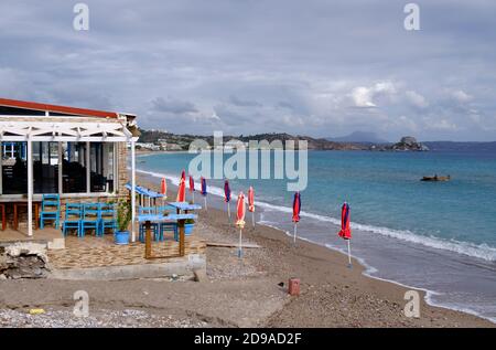 Kefalos, Griechenland. Oktober 2020. Geschlossene Sonnenschirme befinden sich am Strand von Kefalos am Meer auf der griechischen Insel Kos. Quelle: Robert Michael/dpa-Zentralbild/ZB/dpa/Alamy Live News Stockfoto