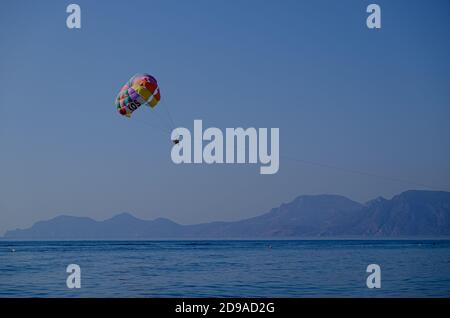Kefalos, Griechenland. Oktober 2020. Touristen hängen an einem Fallschirm und lassen sich von einem Boot über das Meer bei Kefalos vor der Insel Kos in Griechenland schleppen. Quelle: Robert Michael/dpa-Zentralbild/ZB/dpa/Alamy Live News Stockfoto