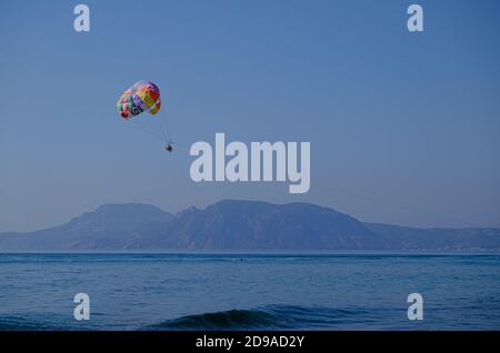Kefalos, Griechenland. Oktober 2020. Touristen hängen an einem Fallschirm und lassen sich von einem Boot über das Meer bei Kefalos vor der Insel Kos in Griechenland schleppen. Quelle: Robert Michael/dpa-Zentralbild/ZB/dpa/Alamy Live News Stockfoto