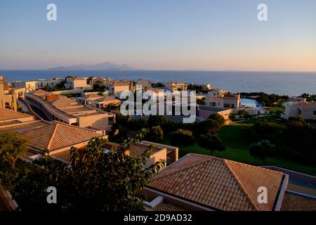 Kefalos, Griechenland. Oktober 2020. Blick über eine Hotelanlage bei Kefalos auf der griechischen Insel Kos bis zum Meer. Quelle: Robert Michael/dpa-Zentralbild/ZB/dpa/Alamy Live News Stockfoto