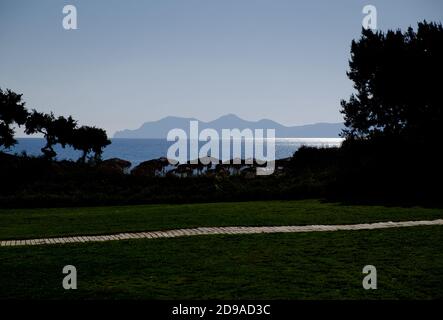 Kefalos, Griechenland. Oktober 2020. Liegestühle und Sonnenschirme stehen am Strand von Kefalos auf der griechischen Insel Kos zur Verfügung. Quelle: Robert Michael/dpa-Zentralbild/ZB/dpa/Alamy Live News Stockfoto