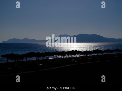 Kefalos, Griechenland. Oktober 2020. Liegestühle und Sonnenschirme stehen am Strand von Kefalos auf der griechischen Insel Kos zur Verfügung. Quelle: Robert Michael/dpa-Zentralbild/ZB/dpa/Alamy Live News Stockfoto