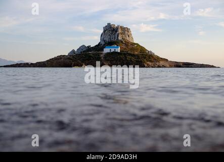 Kefalos, Griechenland. Oktober 2020. Blick auf die Insel Kastri mit der Kirche Agios Stefanos vor der griechischen Insel Kos bei Kefalos. Quelle: Robert Michael/dpa-Zentralbild/ZB/dpa/Alamy Live News Stockfoto