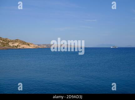 Kefalos, Griechenland. Oktober 2020. Eine Luxusyacht liegt auf dem Meer vor der griechischen Insel Kos bei Kefalos. Quelle: Robert Michael/dpa-Zentralbild/ZB/dpa/Alamy Live News Stockfoto