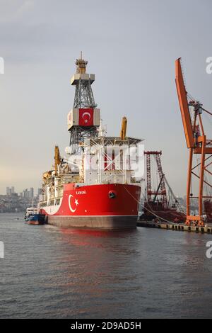 ISTANBUL, TÜRKEI - 29. OKTOBER 2020: Kanuni-Bohrschiff im Haydarpasa-Hafen in Betrieb Stockfoto