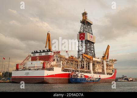 ISTANBUL, TÜRKEI - 29. OKTOBER 2020: Kanuni-Bohrschiff im Haydarpasa-Hafen in Betrieb Stockfoto
