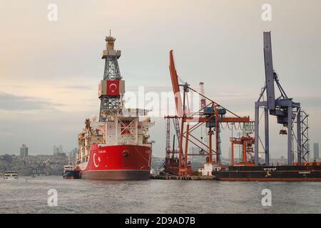 ISTANBUL, TÜRKEI - 29. OKTOBER 2020: Kanuni-Bohrschiff im Haydarpasa-Hafen in Betrieb Stockfoto