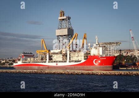 ISTANBUL, TÜRKEI - 31. OKTOBER 2020: Kanuni-Bohrschiff im Haydarpasa-Hafen in Betrieb Stockfoto