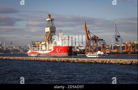 ISTANBUL, TÜRKEI - 31. OKTOBER 2020: Kanuni-Bohrschiff im Haydarpasa-Hafen in Betrieb Stockfoto
