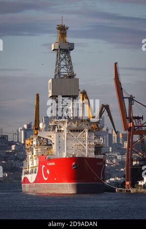 ISTANBUL, TÜRKEI - 31. OKTOBER 2020: Kanuni-Bohrschiff im Haydarpasa-Hafen in Betrieb Stockfoto