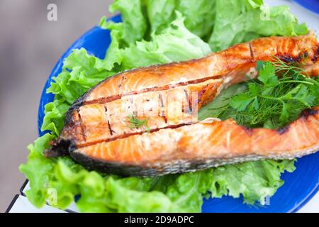 Gebratenes Forellensteak auf Salatblättern Stockfoto