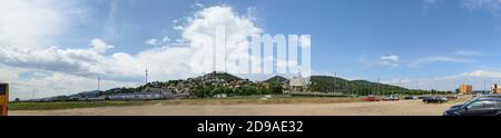 Panoramablick auf die Hügel von Santa Susanna Lage vom Weg zum Strand an der Costa Brava Küste, Katalonien, Spanien. Stockfoto