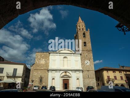 Die Kathedrale von Campli, Santa Maria in Platea, wurde als Nationaldenkmal Italiens eingestuft. Stockfoto