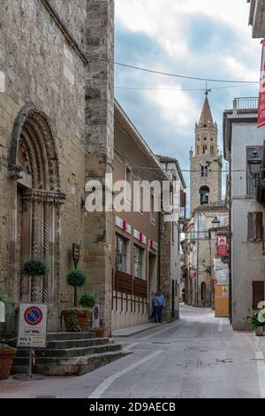 Die Kirche von San Francesco in Campli, im Hintergrund der Glockenturm der Kathedrale Santa Maria in Platea. Stockfoto