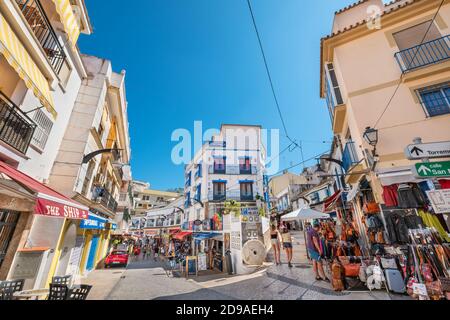 Touristen auf einer Calle del Bajondillo Straße. Torremolinos, Costa del Sol, Andalusien, Spanien Stockfoto