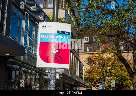 Kiel, 03. November 2020 auch in Schleswig-Holstein ist gestern (02.11.2020) die aktuelle Landesverordnung in Kraft getreten, um die Verbreitung des Co Stockfoto