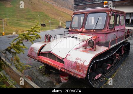 Klassische Retro-Vintage antike Schneestiebe Crawler Maschinen Auto Traktor stoppen Zur Schau auf dem alpenberg in Tschlin Ramosch Dorf bei Samnaun oder Samignun Stockfoto