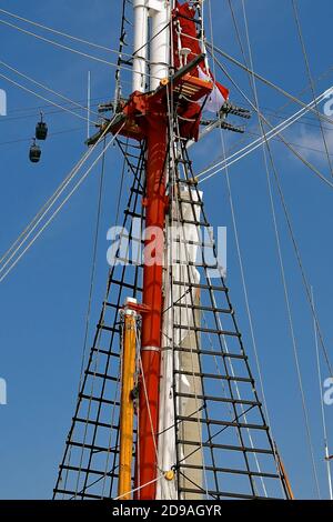 Eine detaillierte Ansicht der Seile, Leitern und Takelage rund um den Mast einer traditionellen Segelyacht. Stockfoto