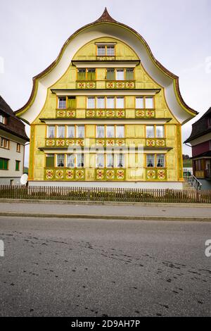 Appenzell ist das traditionelle Schweizer Dorf, das für malerische Häuser mit bemalten Fassaden berühmt ist. Kanton Appenzell, Schweiz. Stockfoto