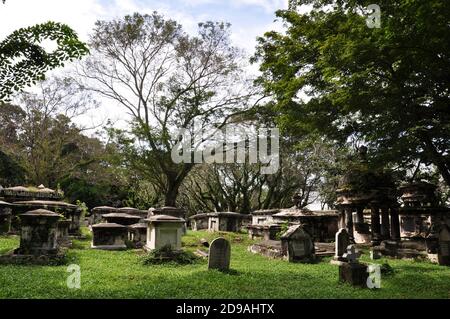 Alter anglikanischer Friedhof mit großen verfallenden Grabsteinen und Grabgewölben. Stockfoto