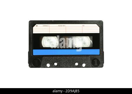 Audio-Kompaktkassette. Analoges Bandformat für Audio-Wiedergabe und -Aufnahme. Audiokassette mit blauer Linie isoliert auf weißem Hintergrund. Stockfoto