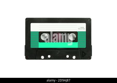 Audio-Kompaktkassette. Analoges Bandformat für Audio-Wiedergabe und -Aufnahme. Grüne Audiokassette isoliert auf weißem Hintergrund. Stockfoto