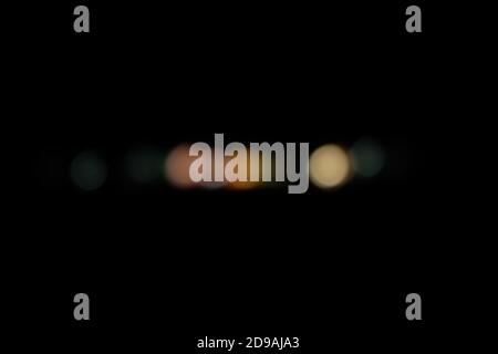 Abstraktes Licht in der Stadt Bokeh und defokussierte Lichter, Nacht verschwommen Hintergrund Stockfoto