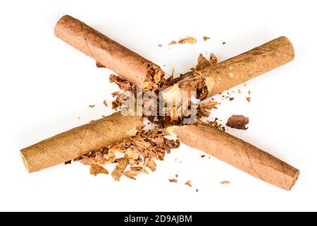Zerbrochene zwei Tabak Zigarillos als ein Konzept des Rauchens aufzuhören. Weltnichtrauchertag. Zigaretten isoliert auf weißem Hintergrund, Nahaufnahme hoch resolutio Stockfoto