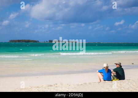 Kuba, Provinz Ciego de Avila, Jardines del Rey, Cayo Guillermo, Touristen, die an der Playa Pilar sitzen Stockfoto