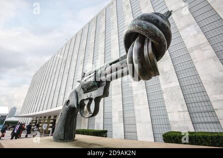 Non-Violence ist eine Bronzeskulptur des schwedischen Künstlers Carl Reutersward Eines übergroßen Colt Python .357 Magnum Revolvers mit einem Geknüpfter Lauf und Muzzl Stockfoto