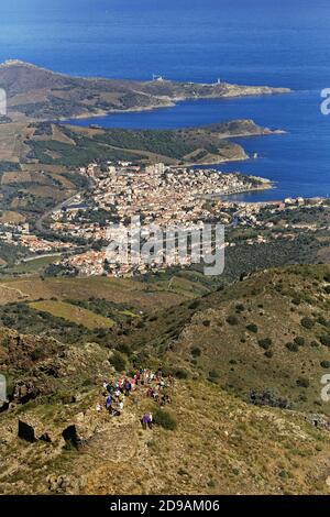 Banyuls-sur-Mer am 2018/10/25: Gruppe von Freunden wandern in den Bergen. Luftaufnahme der Gruppe auf den Ruinen der mittelalterlichen Befestigungsanlagen, der Q Stockfoto