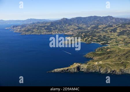 Pyrenäen-Orientales (östliche Pyrenäen, Südfrankreich): Luftaufnahme der „Cap Bear“-Landzunge mit Banyuls-sur-Mer und der felsigen Küste. Stockfoto