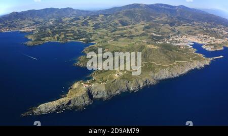 Pyrenäen-Orientales (östliche Pyrenäen, Südfrankreich): „Cap Bear“ Headland, Panorama-Luftaufnahme. Auf der linken Seite die Paulles Bays und Banyuls-sur-M Stockfoto