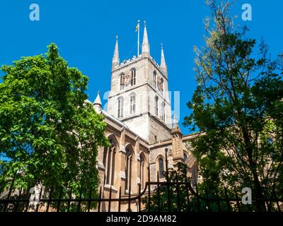 Southwark Cathedral an der London Bridge London England Großbritannien gebaut um 666AD umgebaut in einem normannischen gotischen Stil in 1206AD und Ist eine beliebte Reise destinati Stockfoto