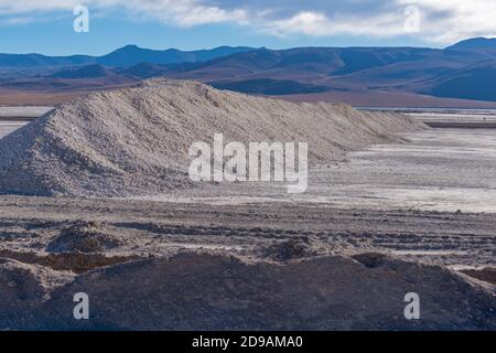 Bauxitgewinnung in der Nähe von Kapina Stadt, Südwest-Bolivien, Süd-Altiplano, Bezirk Potosí, Bolivien, Lateinamerika Stockfoto