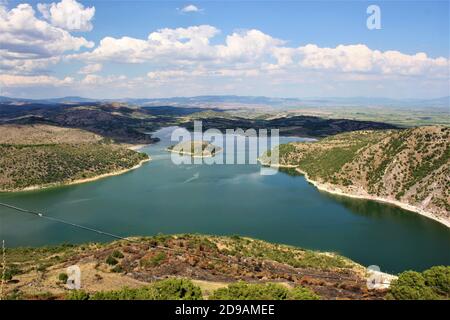 Bergama See und blauer Himmel mit weißen Wolken. Izmir Türkei. Stockfoto