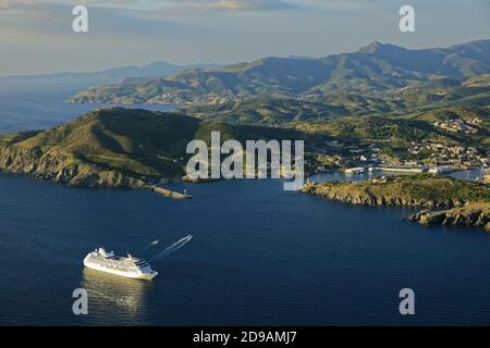 Pyrenees-Orientales (östliche Pyrenäen, Südfrankreich): Luftaufnahme von Port-Vendres am Fuße des Alberes Massif, "Cap Bear" Headland und die Stockfoto