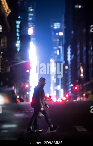 NEW YORK, USA - 03. Mai 2016: New York City Straßen bei Nacht. Lichter und Schatten von NYC. Lichter der Werbung auf den Straßen von Manhattan in der Nacht. Stockfoto