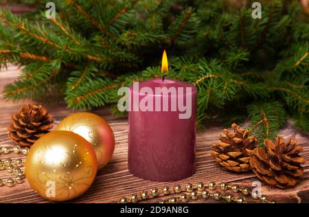 Weihnachtsschmuck mit Weihnachtskugeln und Kerze auf dem Hintergrund Von Tannenzweigen Stockfoto