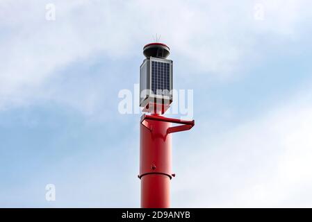 Eine Signalboje, die auf dem See steht, aus Sonnenkollektoren, montiert auf einem Stahlturm. Stockfoto